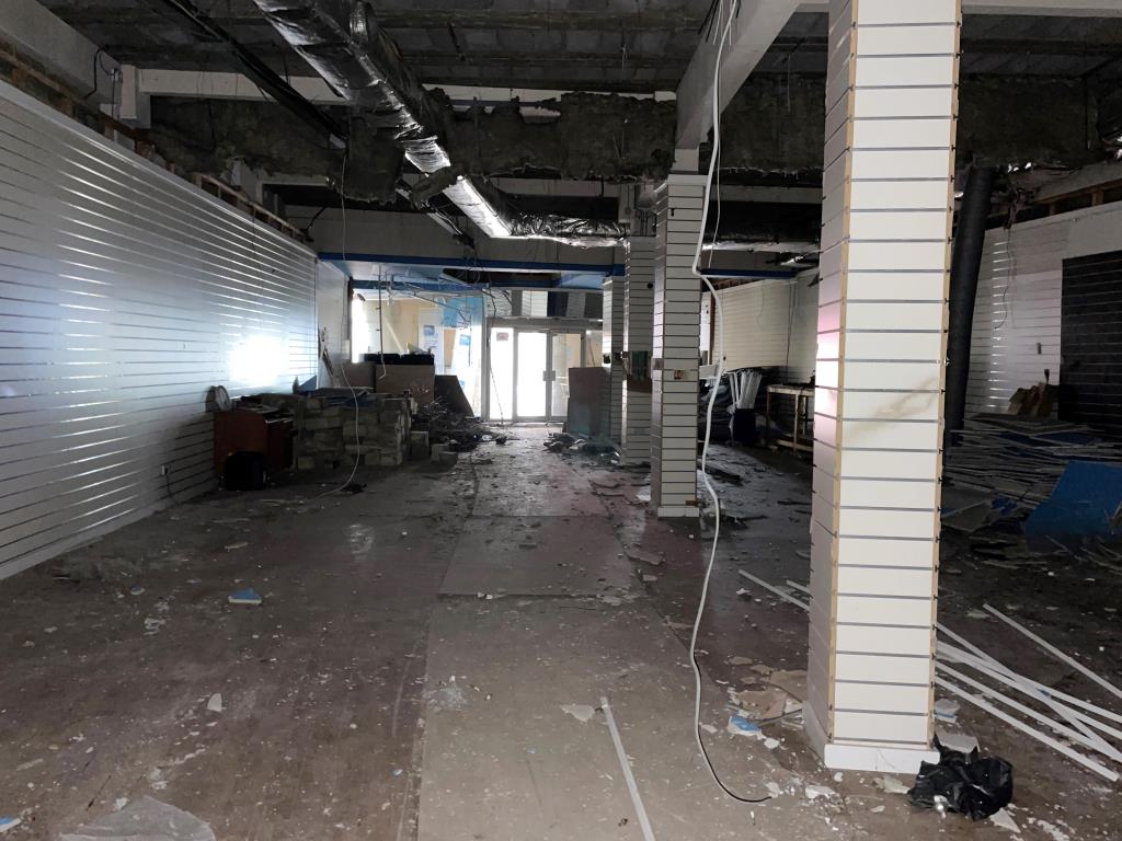 Lot: 99 - LARGE COMMERCIAL PROPERTY IN TOWN CENTRE WITH POTENTIAL - Vacant shop space